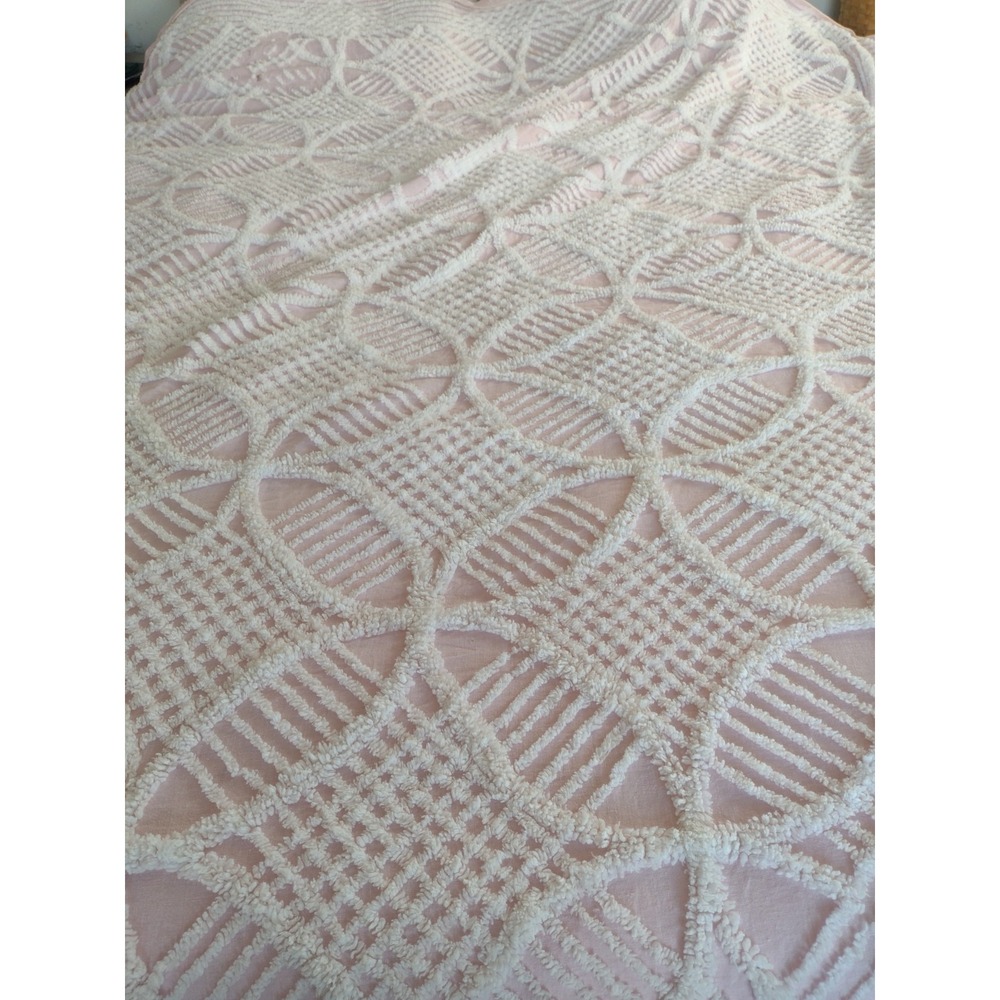 Vtg Chenille Bedspread Baby Pink White Wedding Ring Fringe MCM 50s 60s 74x98 - Picture 3 of 11
